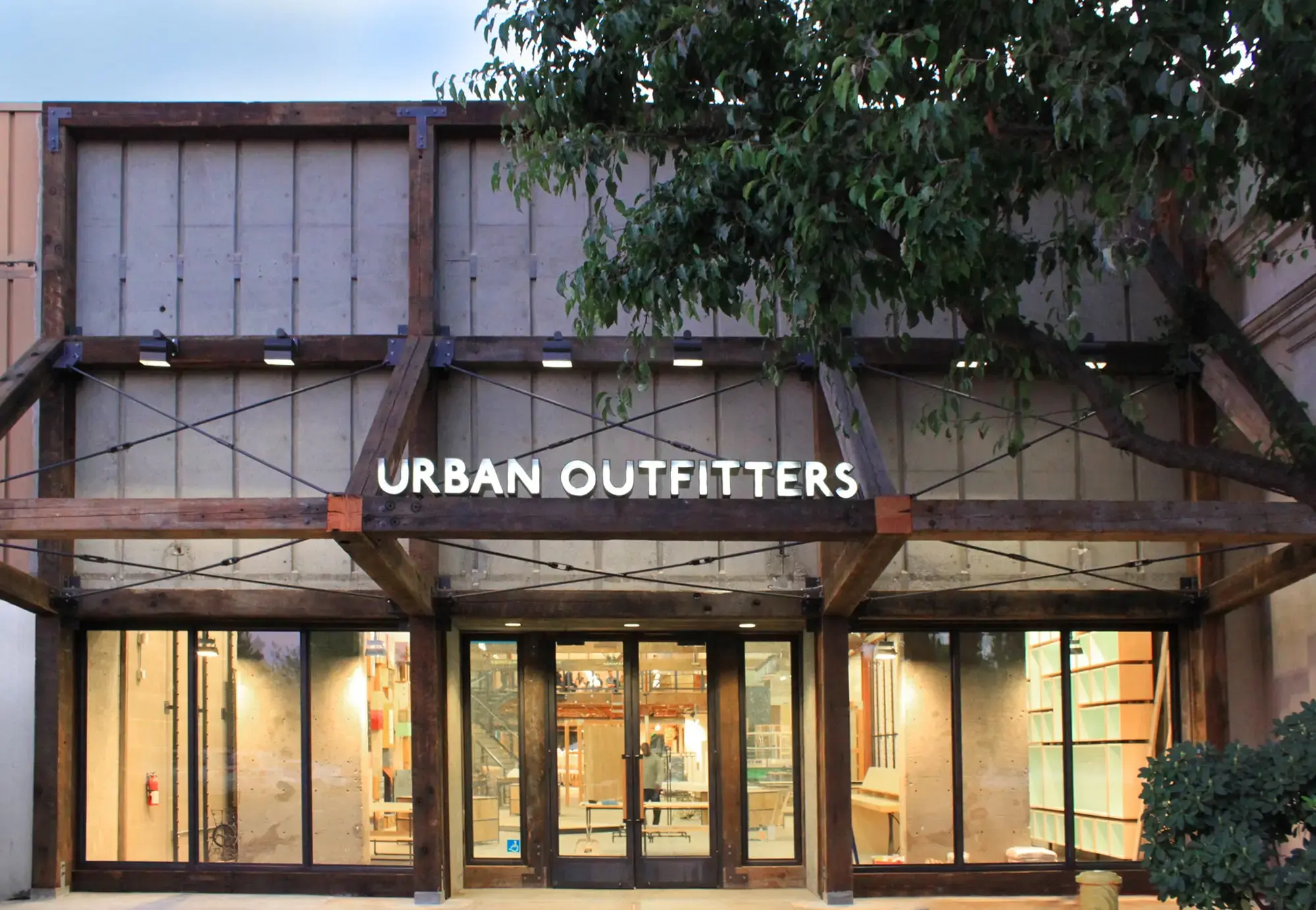 UO-Palo-Alto_-CA-store-front-timbers-WEB-min