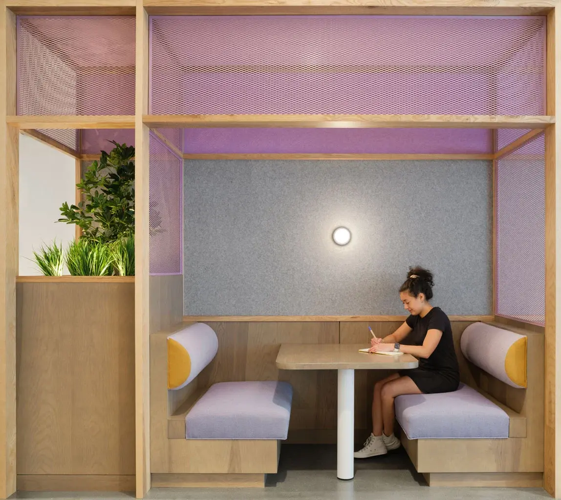 12_LINKEDIN_Photos-by-Jason-O_Rear-_1_