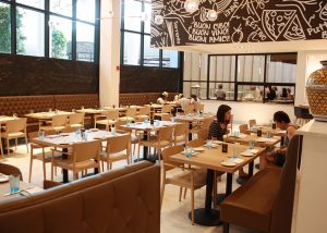 white-oak-tables-in-naples-restaurant
