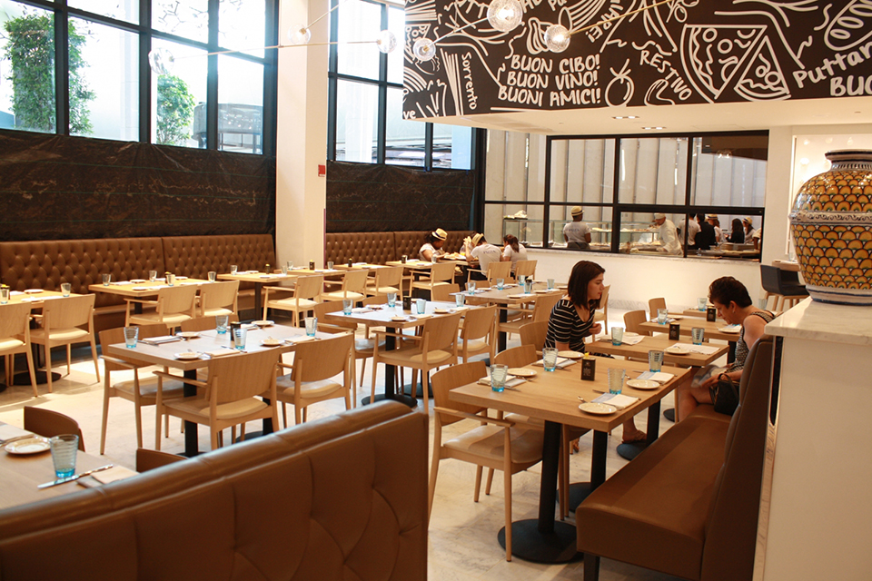 white-oak-tables-in-naples-restaurant