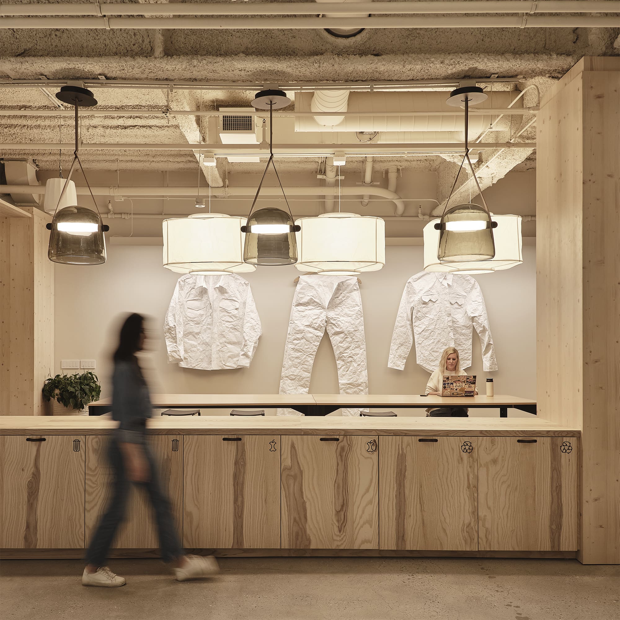 Levis XL meeting sq crop web